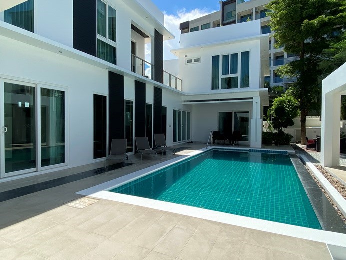 House for sale Jomtien showing the house, covered terrace and pool