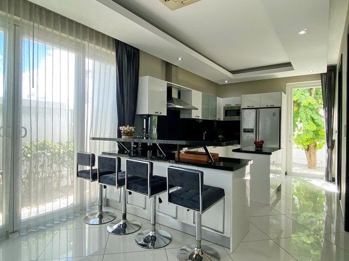 House for sale Jomtien showing the kitchen and breakfast bar 