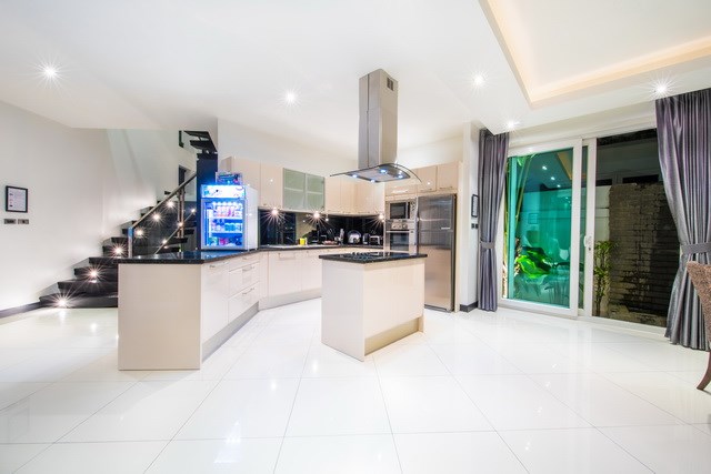 House for sale Jomtien showing the kitchen 