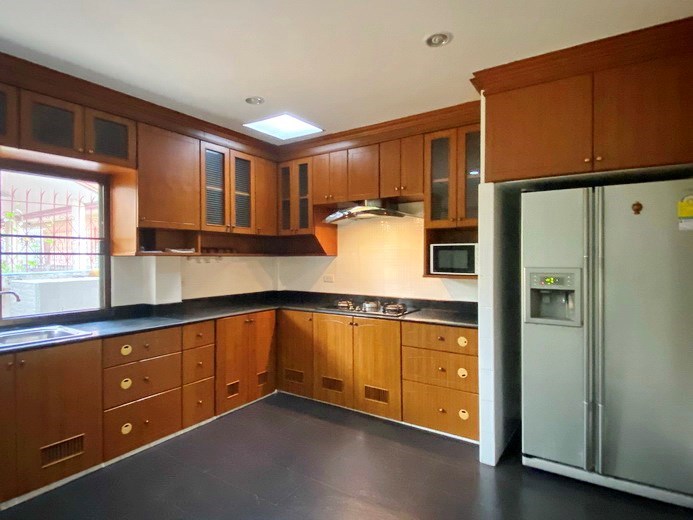 House for sale Jomtien showing the kitchen