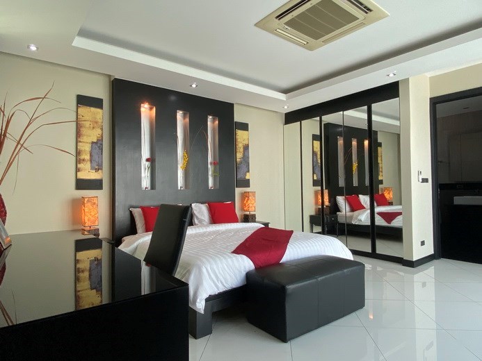 House for sale Jomtien showing the master bedroom suite 