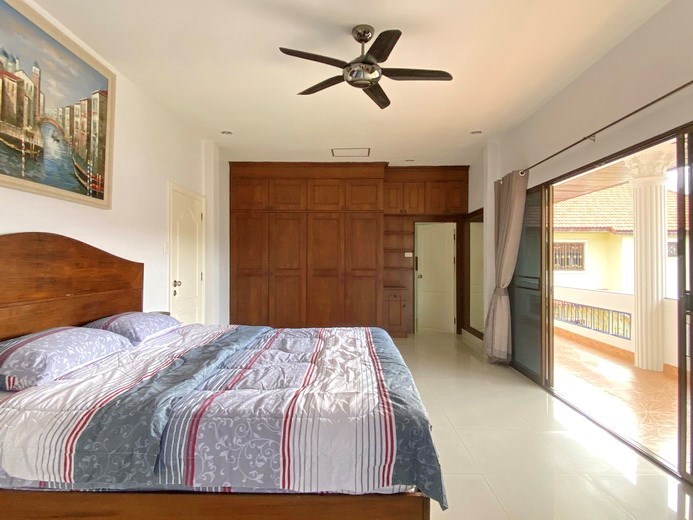 House for sale Jomtien showing the master bedroom suite 