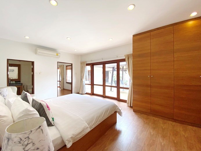 House for sale Jomtien showing the master bedroom suite 