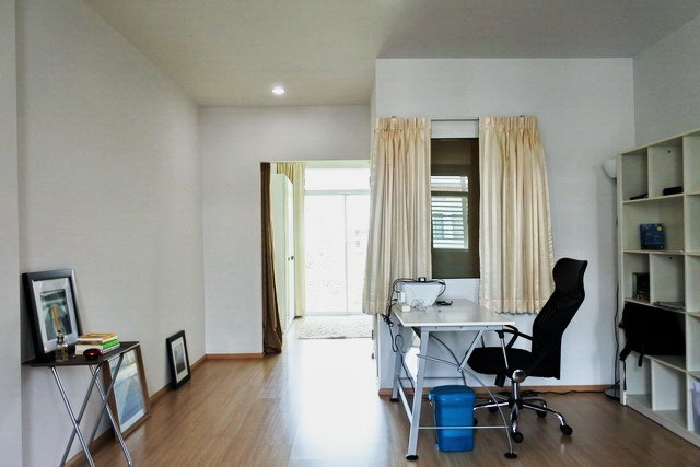 House for sale Jomtien showing the office area