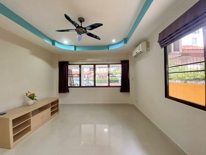 House for sale Jomtien showing the office room 
