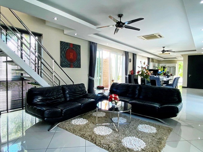 House for sale Jomtien showing the open plan living area 