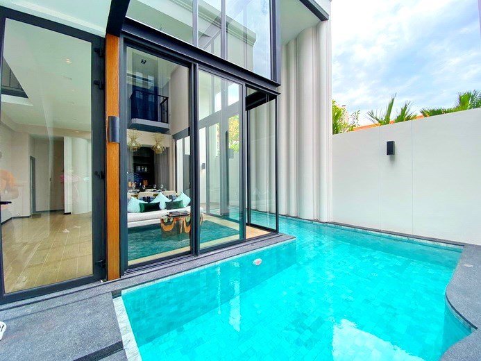 House for sale Jomtien showing the private pool 