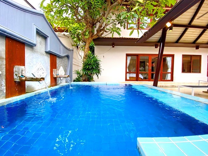 House for sale Jomtien showing the private pool 