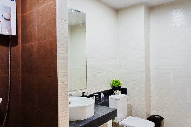 House for sale Jomtien showing the second bathroom