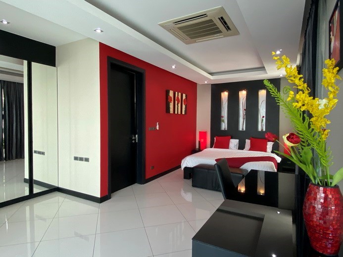 House for sale Jomtien showing the second bedroom suite 