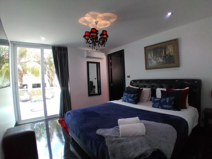 House for sale Jomtien showing the sixth bedroom suite 