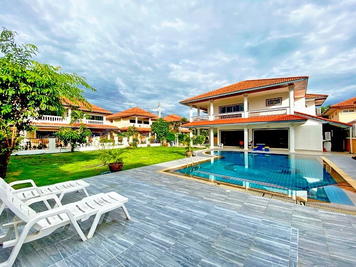 House for sale Jomtien showing the terrace and pool