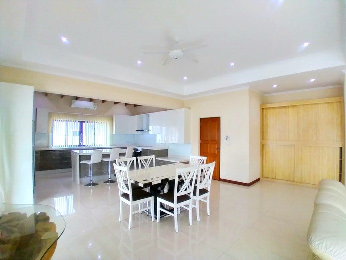House for sale Mabprachan Pattaya showing the dining, kitchen and builtin cabinet  