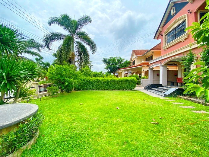 House for sale Mabprachan Pattaya showing the garden 