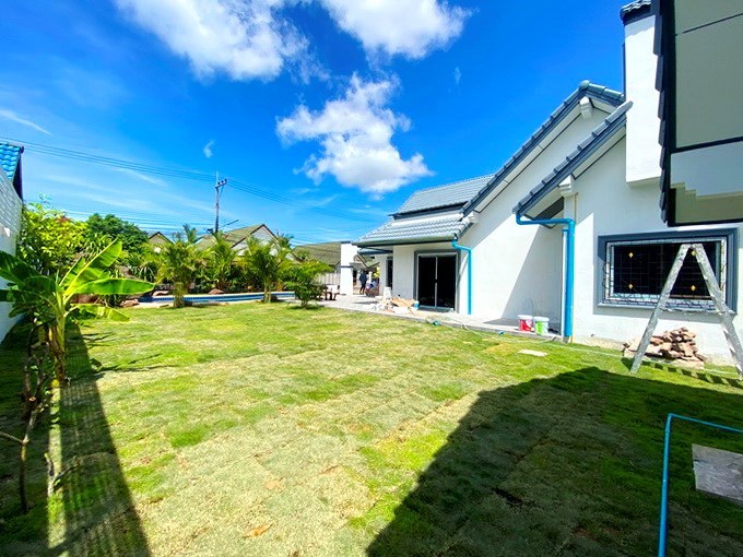 House for sale Mabprachan Pattaya showing the lawn garden 