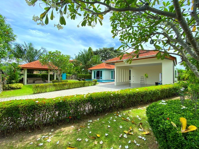 House for sale Mabprachan Pattaya showing the house and carport 