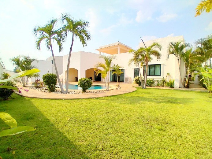 House for sale Mabprachan Pattaya showing the house and garden House for sale Mabprachan Pattaya showing the house and garden
