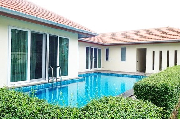 House for sale East Pattaya showing the house and pool 