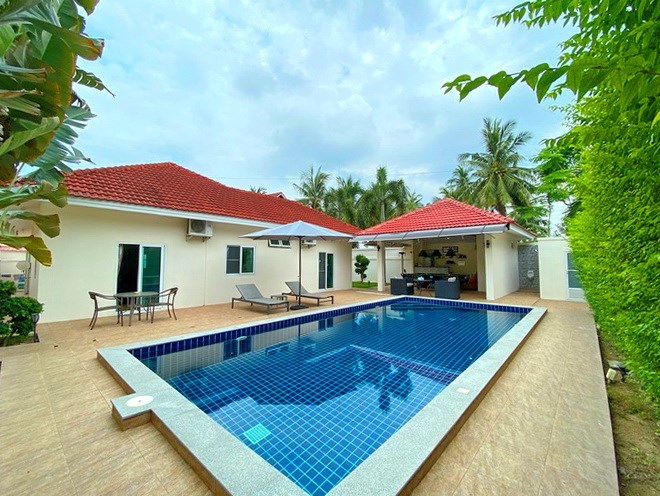 House for sale Mabprachan Pattaya showing the house and pool 