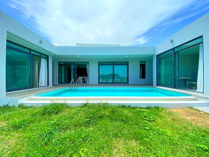 House for sale Mabprachan Pattaya showing the house, garden and pool 