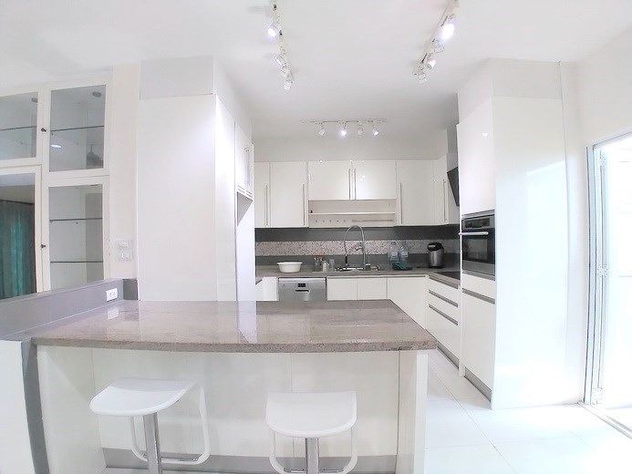 House for sale Mabprachan Pattaya showing the kitchen and breakfast bar House for sale Mabprachan Pattaya showing the kitchen and breakfast bar