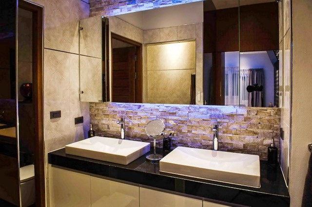 House for sale Mabprachan Pattaya showing the master bathroom House for sale Mabprachan Pattaya showing the master bathroom