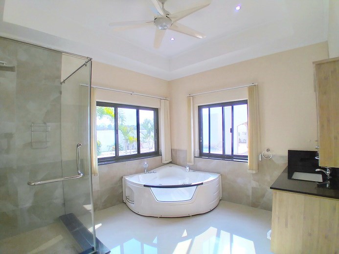 House for sale Mabprachan Pattaya showing the master bathroom House for sale Mabprachan Pattaya showing the master bathroom