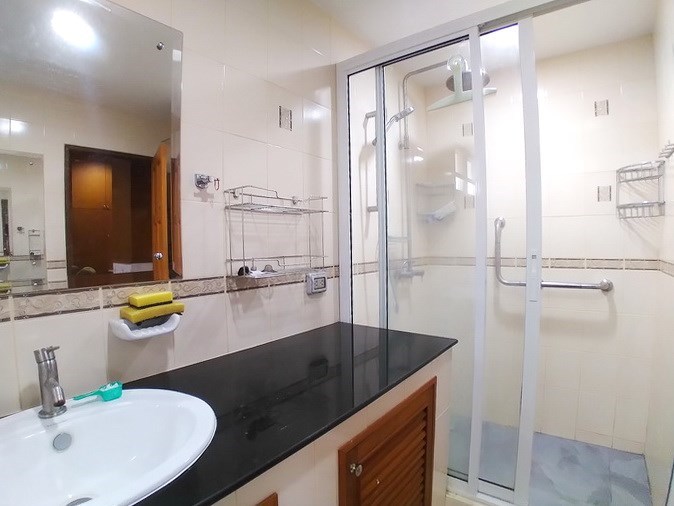 House for sale Mabprachan Pattaya showing the master bathroom 