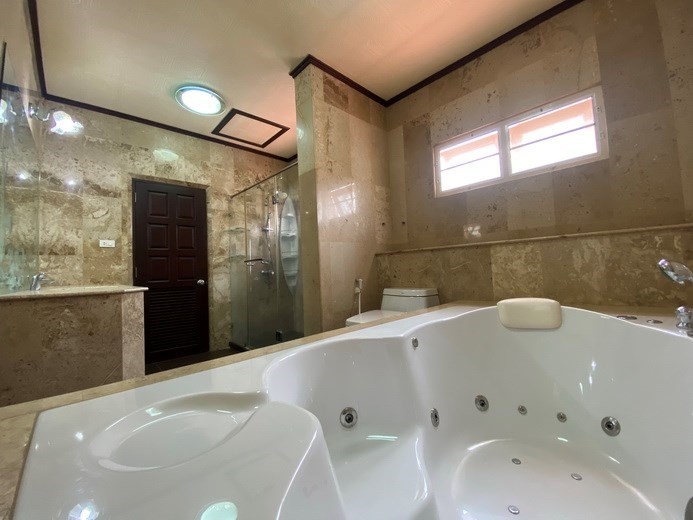House for sale Mabprachan Pattaya showing the master bathroom 