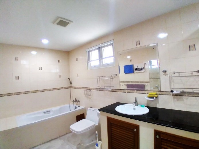 House for sale Mabprachan Pattaya showing the master bathroom with bathtub House for sale Mabprachan Pattaya showing the master bathroom with bathtub