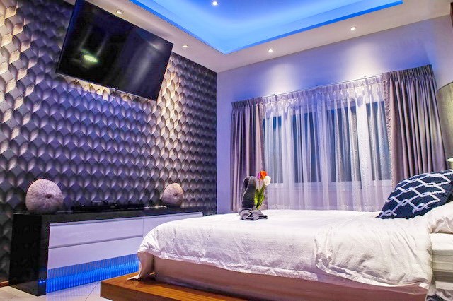 House for sale Mabprachan Pattaya showing the master bedroom House for sale Mabprachan Pattaya showing the master bedroom