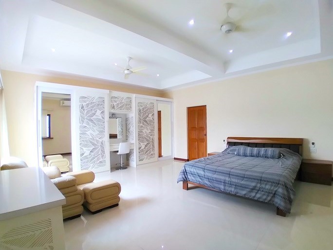 House for sale Mabprachan Pattaya showing the master bedroom House for sale Mabprachan Pattaya showing the master bedroom