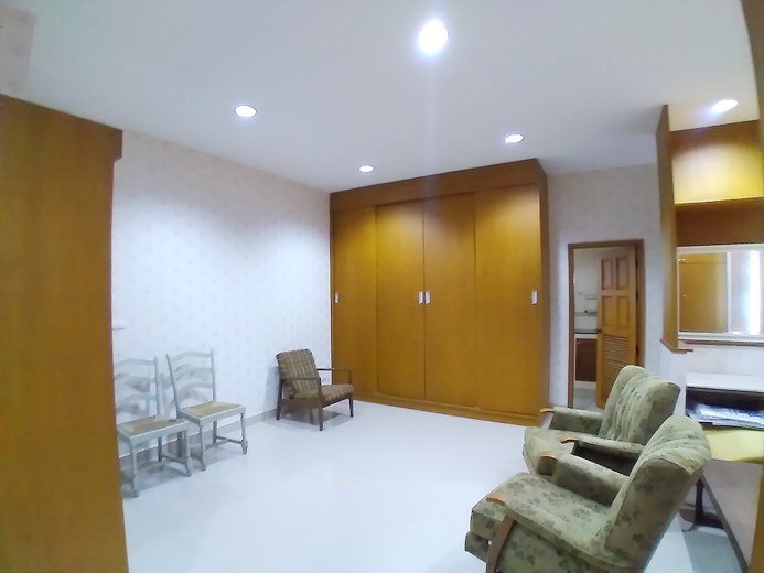 House for sale Mabprachan Pattaya showing the master bedroom suite House for sale Mabprachan Pattaya showing the master bedroom suite