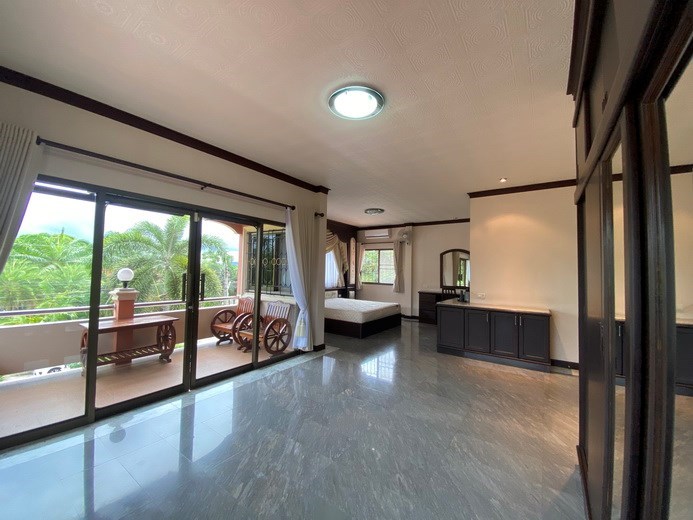 House for sale Mabprachan Pattaya showing the master bedroom and balcony 