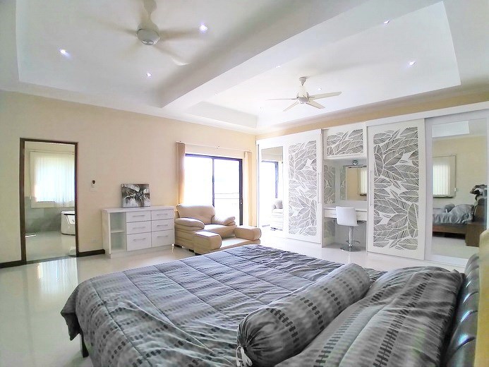 House for sale Mabprachan Pattaya showing the master bedroom suite House for sale Mabprachan Pattaya showing the master bedroom suite