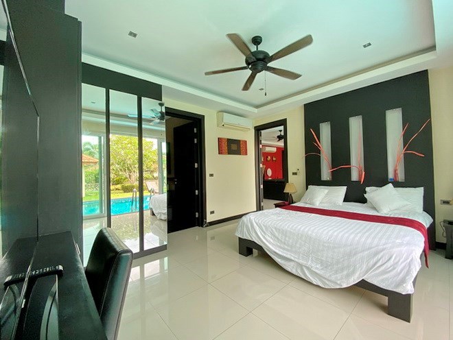 House for sale Mabprachan Pattaya showing the master bedroom suite 