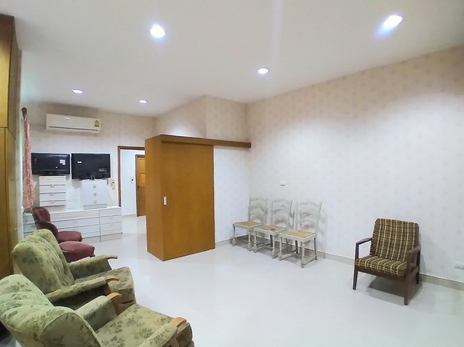 House for sale Mabprachan Pattaya showing the master bedroom with built-in furniture House for sale Mabprachan Pattaya showing the master bedroom with built-in furniture