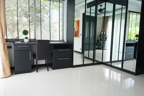 House for sale East Pattaya showing the master bedroom and built-in wardrobes 