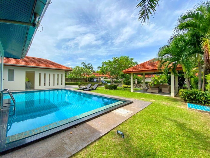 House for sale Mabprachan Pattaya showing the pool and garden 