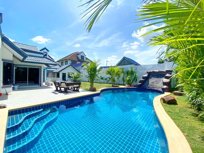 House for sale Mabprachan Pattaya showing the pool and garden 