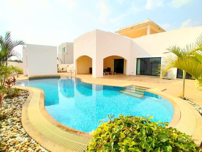 House for sale Mabprachan Pattaya showing the private pool House for sale Mabprachan Pattaya showing the private pool