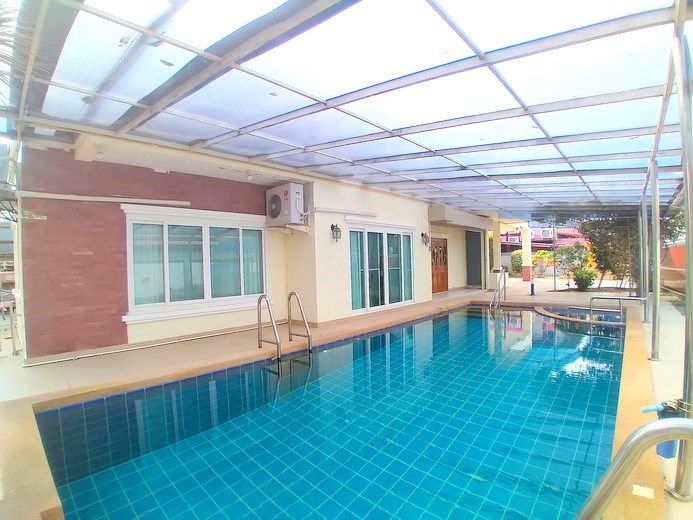 House for sale Mabprachan Pattaya showing the private swimming pool
