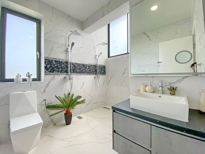 House for sale Mabprachan Pattaya showing the second bathroom 