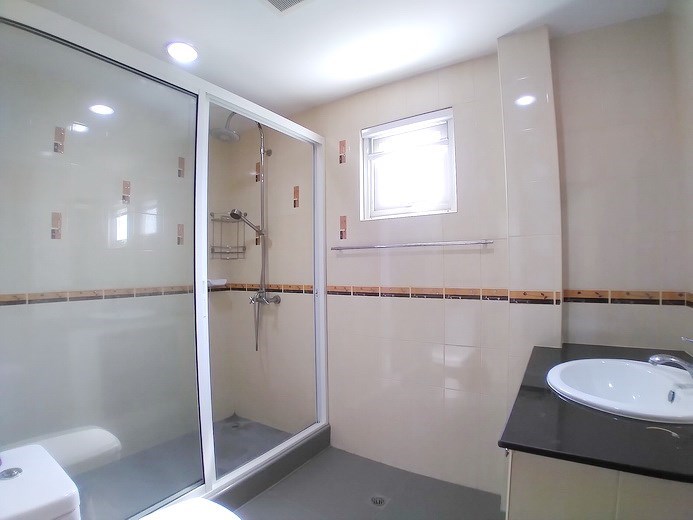 House for sale Mabprachan Pattaya showing the third bathroom House for sale Mabprachan Pattaya showing the third bathroom