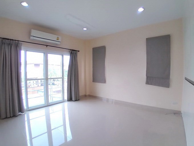 House for sale Mabprachan Pattaya showing the third bedroom with balcony House for sale Mabprachan Pattaya showing the third bedroom with balcony