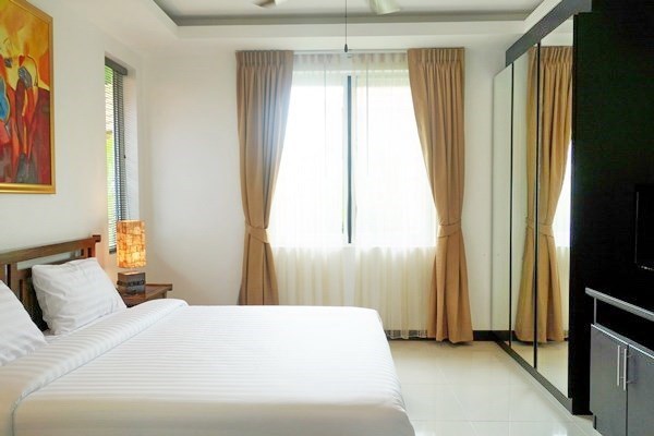 House for sale East Pattaya showing the third bedroom and built-in wardrobes