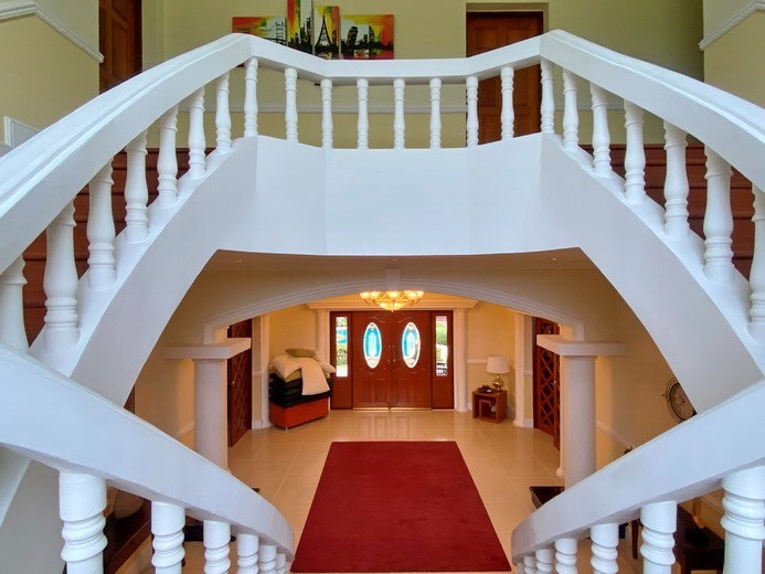 House for sale Mabprachan Pattaya showing the hallway 