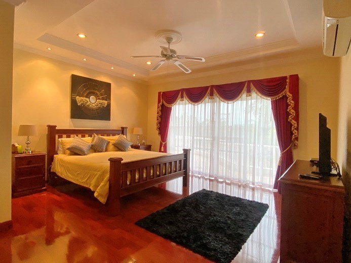 House for sale Mabprachan Pattaya showing the master bedroom with balcony