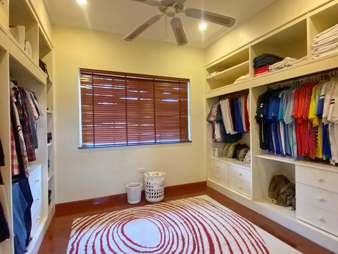 House for sale Mabprachan Pattaya showing the walk-in wardrobes 