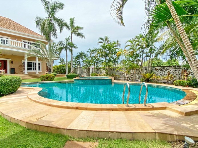 House for sale Mabprachan Pattaya showing the pool